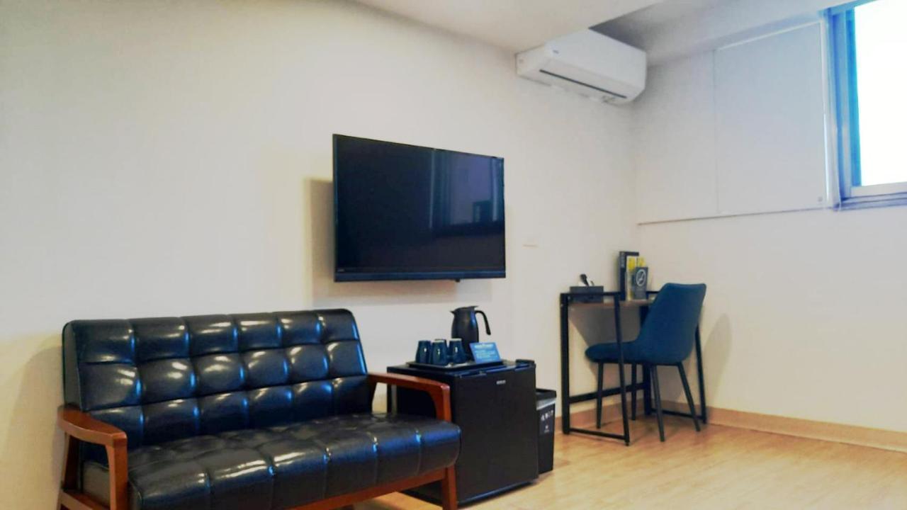 Holo Hotel Тайнань Экстерьер фото