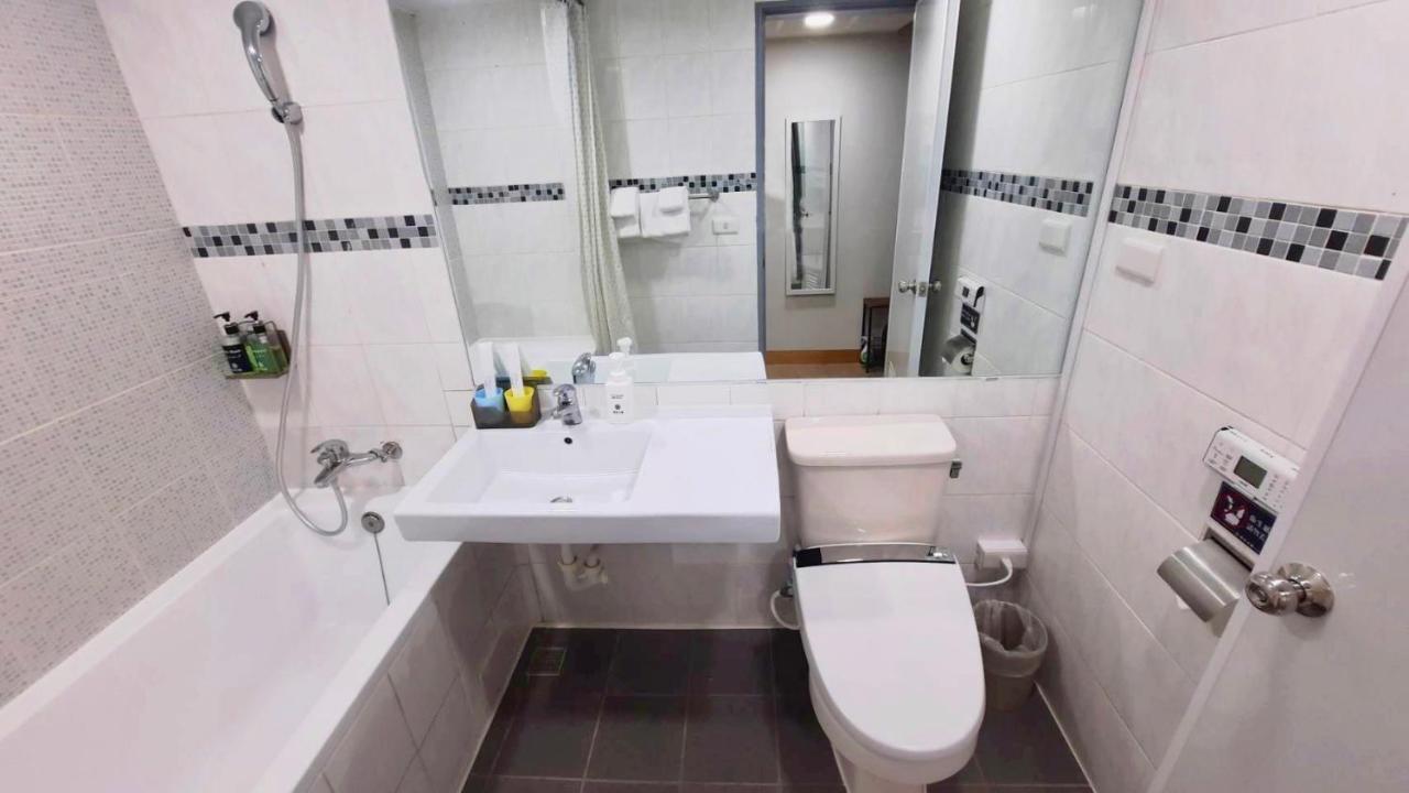 Holo Hotel Тайнань Экстерьер фото